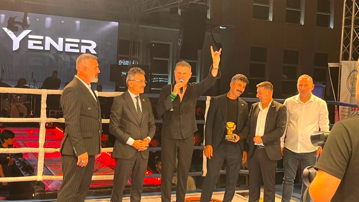 Akif Yener Erenler’de Zafer coşkusunu zirveye taşıdı