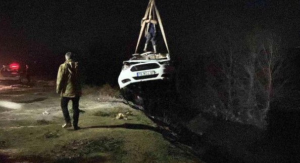 'İçinde kadınların olduğu araç dereye uçtu: 2 kişi yaralandı'