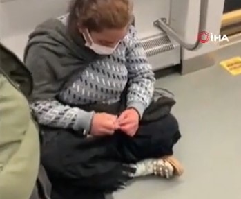 ''Metroda pes dedirten görüntü''