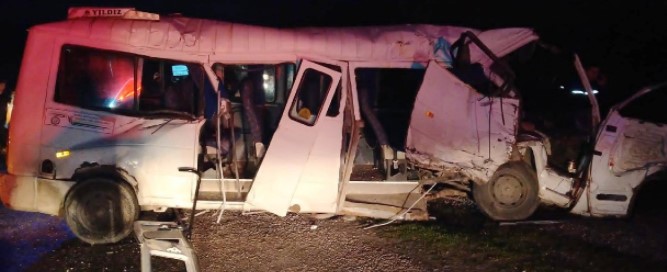 Öğrenci servisi ile TIR çarpıştı: 17 yaralı