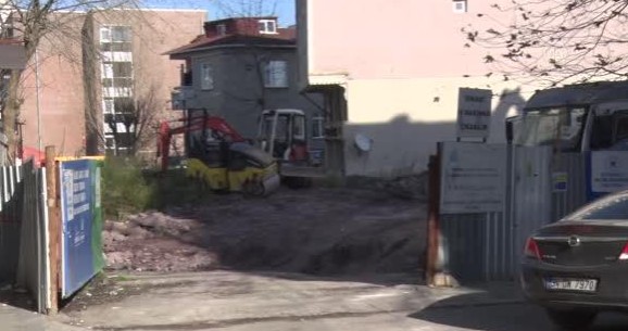 İnşaatı devam eden metro hattında Sarıgazi durağının İBB tarafından betonla kapatılmasına tepki çekti