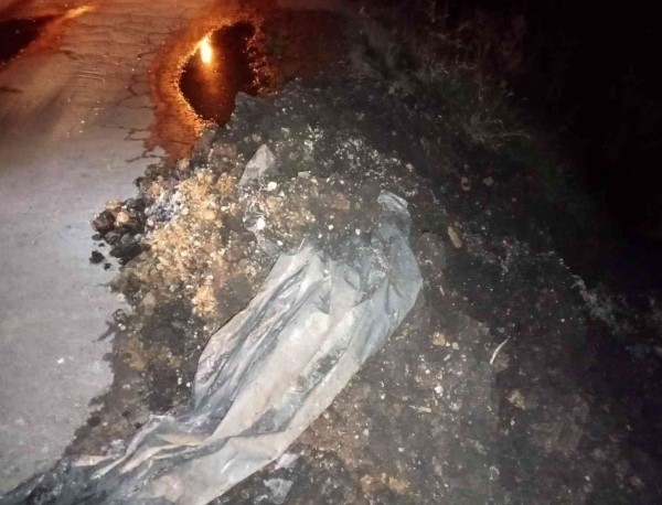 Dere kenarına dökülen atıklar mahalleliyi bıktırdı