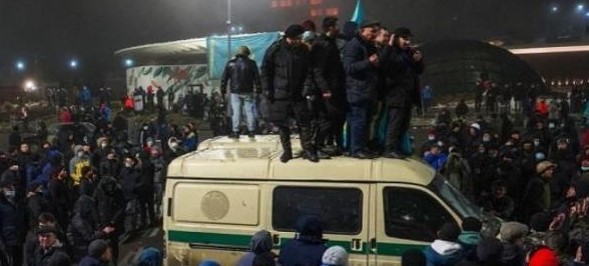 Kazakistan Cumhurbaşkanı, eylemciler için orduya ateş açma emri verdi.