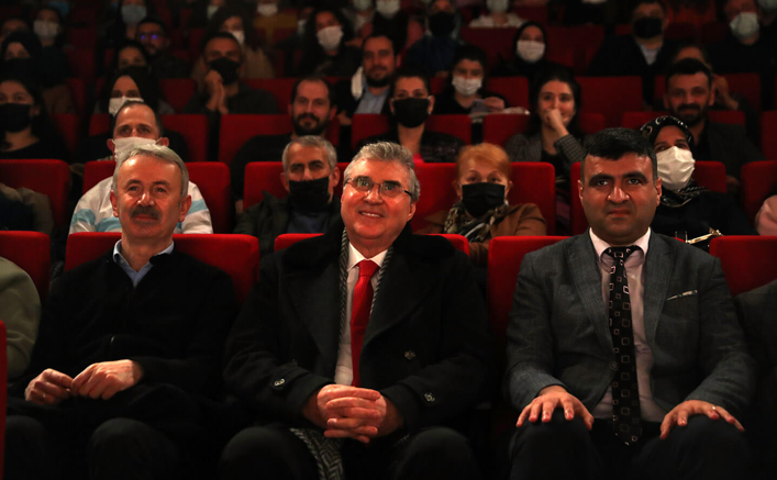 ‘Üçüncü Koğuş’ oyununa izleyicilerden büyük ilgi