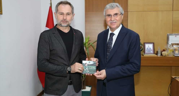 Akif Yener'den Başkan Ekrem Yüce'ye Albüm Hediyesi