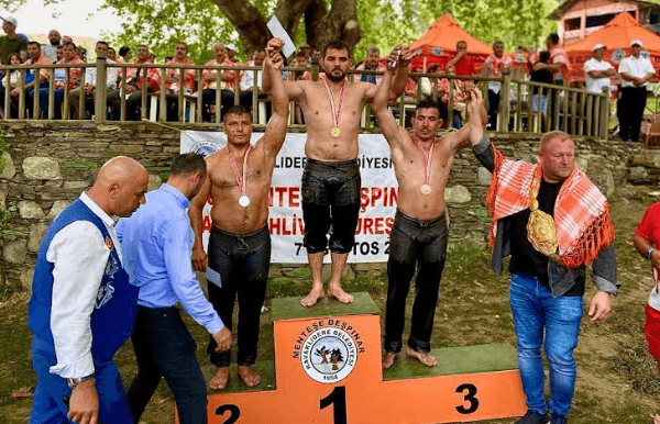 Büyükşehir’in pehlivanı  kürsünün zirvesine çıktı